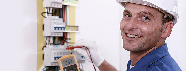 Elektrische Anlagen im Gewerbe- und Industriebetrieb – Prüfungen, Pflichten und Versicherungsrelevanz